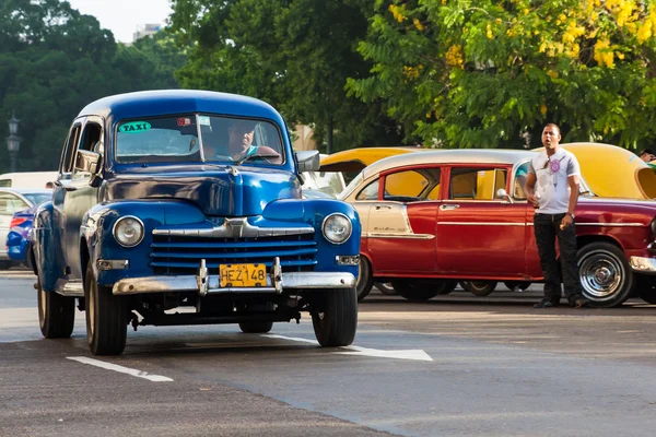 Vintage clássico Ford em Havana — Fotografia de Stock