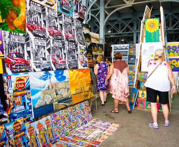 Turistas que visitam uma feira de arte em Havana — Fotografia de Stock