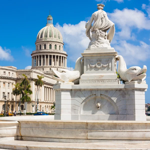 Brunnen in Havanna mit dem Kapitol im Hintergrund — Stockfoto