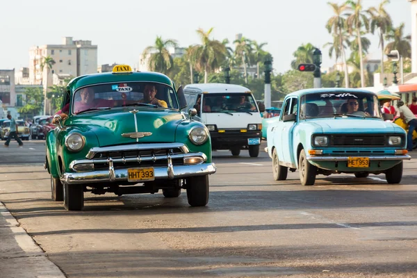 Vintage Chevrolet near the Capitol in Havana — Stock Photo, Image