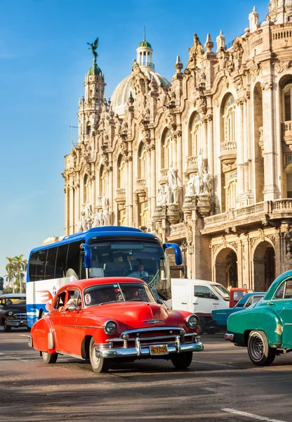 Gamla chevrolet nära stora teatern i Havanna — Stockfoto