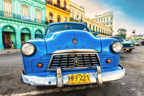 Havana'da renkli bir mahallede eski Amerikan arabası — Stok fotoğraf
