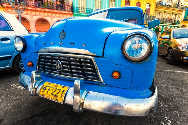 Παλιό αμερικανικό αυτοκίνητο σε μια ζωηρόχρωμη γειτονιά στην Αβάνα — Φωτογραφία Αρχείου