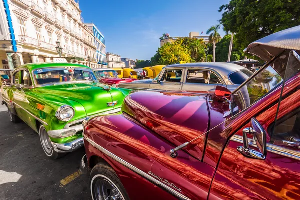 Brillantes coches clásicos de época estacionados en la Habana Vieja — Foto de Stock