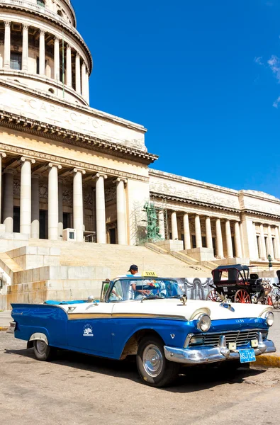 Vintage ford parkerade framför capitol i Havanna — Stockfoto