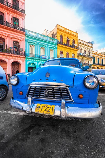 Vintage Dodge (coche viejo) aparcado en un barrio colorido de La Habana —  Fotos de Stock