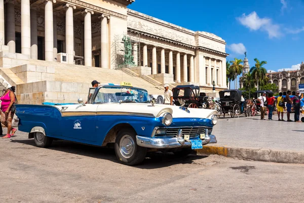 停在哈瓦那举行的国会大厦前的老式福特 — 图库照片