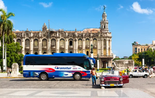 Carro clássico e ônibus de turismo em frente ao Capitólio de Havana — Fotografia de Stock