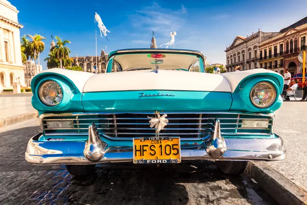 Klasyczny ford fairlane przed Kapitolem w Hawanie — Zdjęcie stockowe