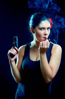 Sigara ve silah ile büyüleyici İspanyol kadın