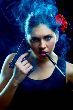 Sigara ve silah ile büyüleyici İspanyol kadın