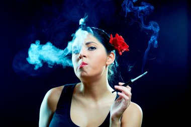 Sigara ile büyüleyici İspanyol kadın