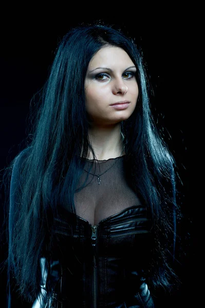 Depressive Gothic-Frau auf schwarz — Stockfoto