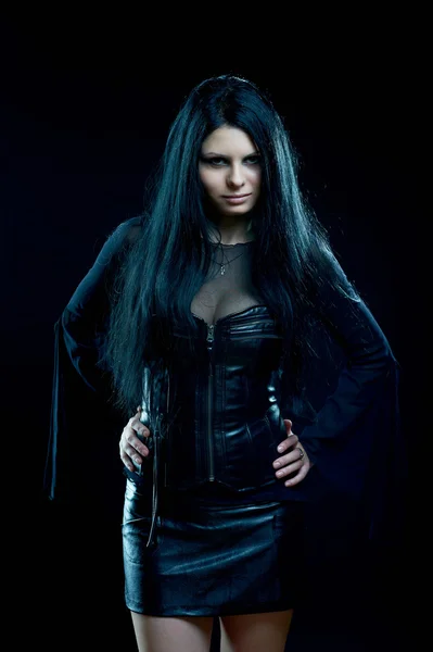 Atractiva chica gótica en negro — Foto de Stock