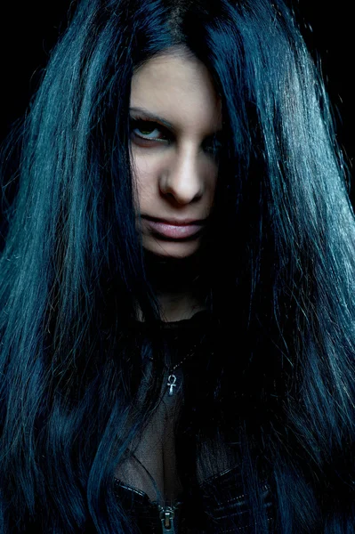 Depressive Gothic-Frau auf schwarz — Stockfoto