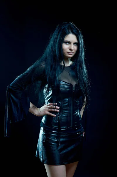 Menina gótica encantadora em vestido preto — Fotografia de Stock