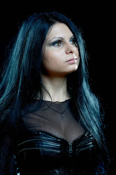 Depressieve goth vrouw op zwart — Stockfoto