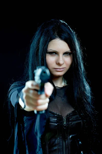 Hermosa chica gótica con pistola —  Fotos de Stock