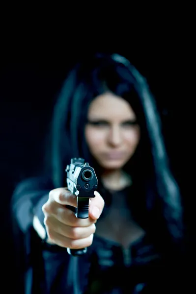 Krásná goth dívka s pistolí — Stock fotografie