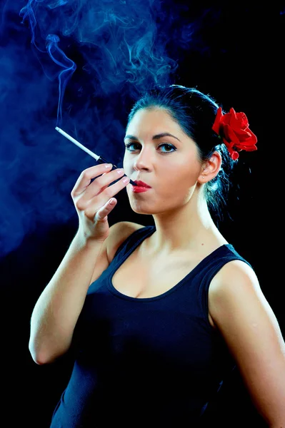 Seksi sigara Çikita kırmızı gül — Stok fotoğraf