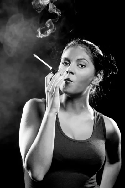 Seksi sigara Çikita kırmızı gül — Stok fotoğraf