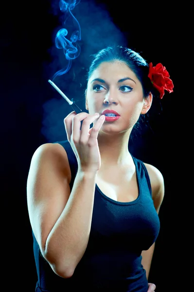 赤いバラとセクシーな喫煙チキータ — ストック写真