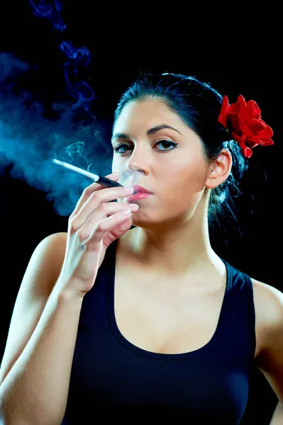 赤いバラとセクシーな喫煙チキータ — ストック写真