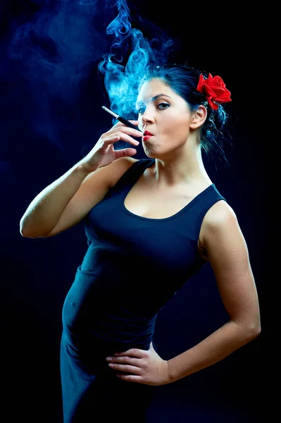 性感看西班牙妇女吸烟香烟 — 图库照片