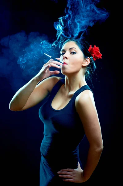 Сексуальные испанки, курящие сигареты — стоковое фото