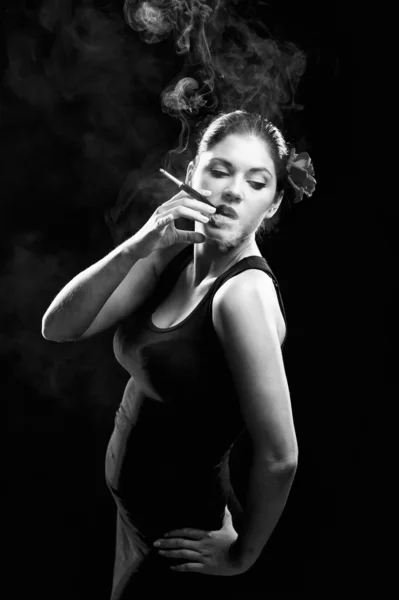 Sexy aussehende spanische Frauen beim Zigarettenrauchen — Stockfoto