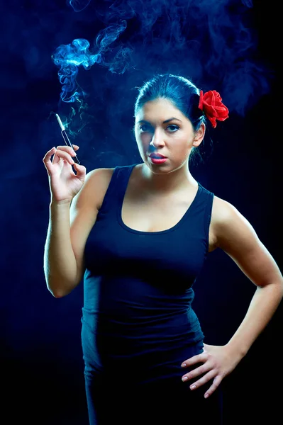 섹시 한 담배를 흡연 하는 스페인 여자를 찾고 — 스톡 사진