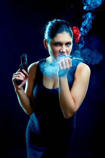 Encantadoras mujeres españolas con cigarrillo y pistola —  Fotos de Stock