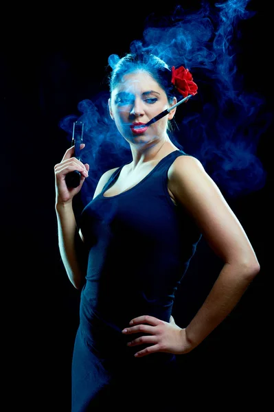 Charmiga spanska kvinnor med cigarett och pistol — Stockfoto