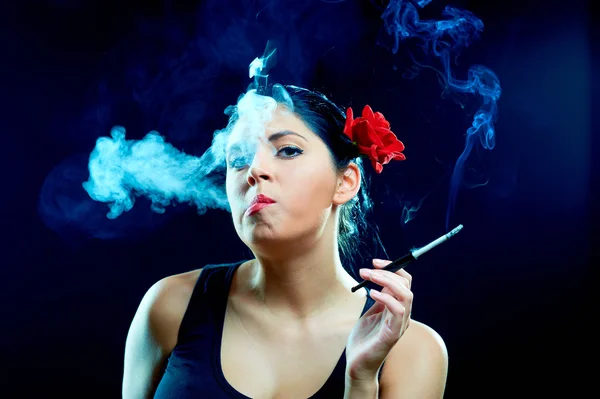 Uroczy hiszpański kobiet z papierosem — Zdjęcie stockowe
