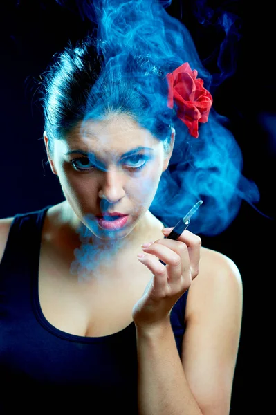 Charmiga spanska kvinnor med cigarett — Stockfoto