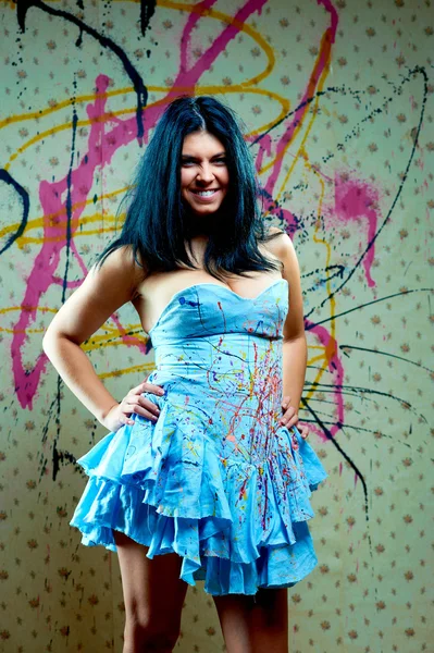 Menina sorridente atraente em vestido azul — Fotografia de Stock