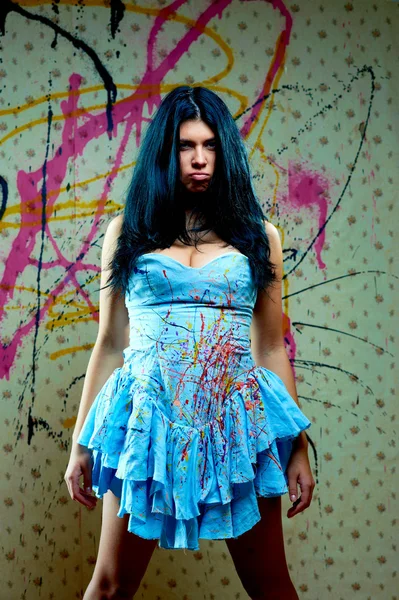 Menina agradável insatisfeito em vestido azul — Fotografia de Stock