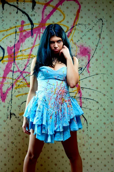 Δυσαρεστημένος ωραίο κορίτσι σε μπλε φόρεμα — Φωτογραφία Αρχείου
