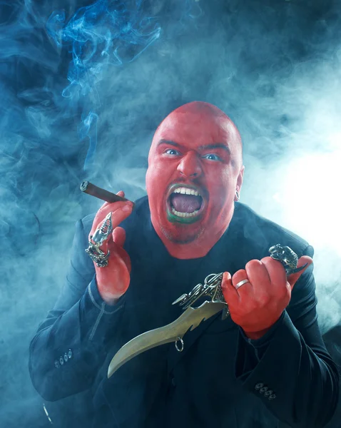Irritado homem encarado vermelho com faca e charuto — Fotografia de Stock