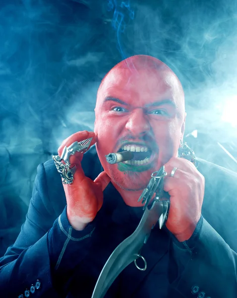 Dühös piros arcú férfi kést és szivar — Stock Fotó