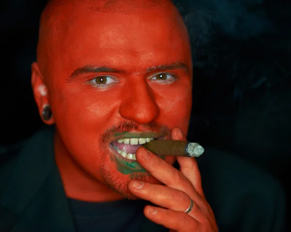 Homem irritado com cara vermelha fumar charuto . — Fotografia de Stock