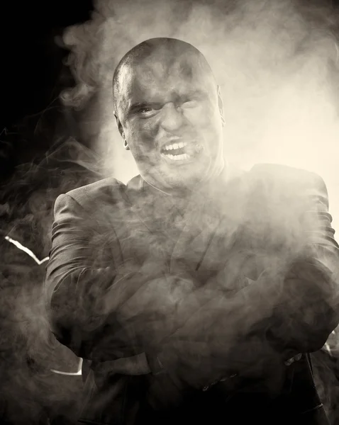 Niebezpieczny człowiek z straszne twarz palenia cygar. — Zdjęcie stockowe