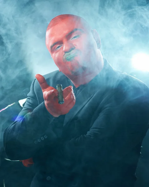 赤い顔喫煙葉巻と謎の男. — ストック写真