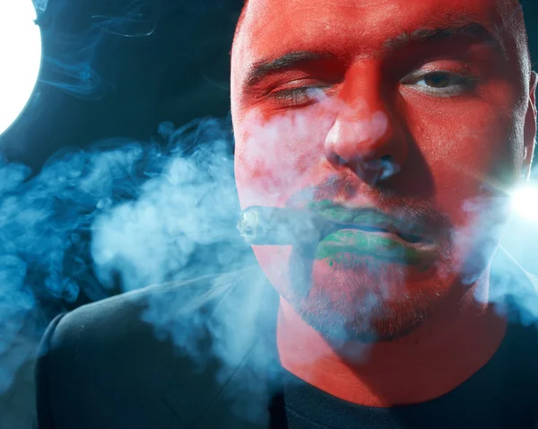 Homem irritado com cara vermelha fumar charuto . — Fotografia de Stock