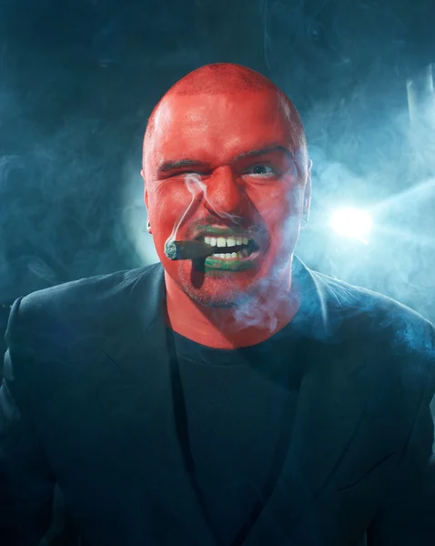 Hombre enojado con cara roja fumando cigarro . —  Fotos de Stock