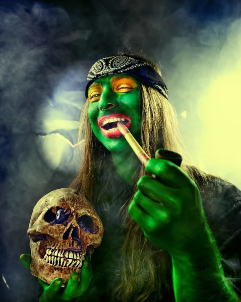 Yeşil yüzlü hippi bandana ile — Stok fotoğraf