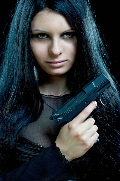 Vacker goth flicka med pistol Stockfoto