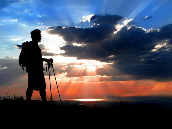 Silhouette escursionista al tramonto — Foto Stock