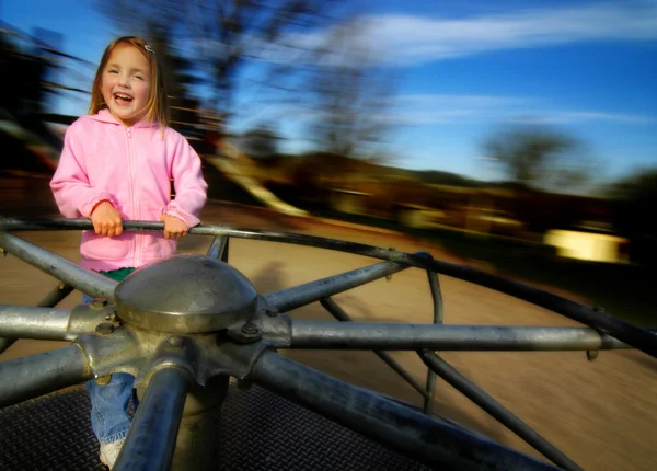 Bambina che gioca al parco — Foto Stock