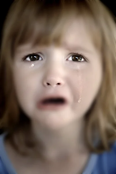 Kleine meisje huilen met tranen wazig — Stockfoto